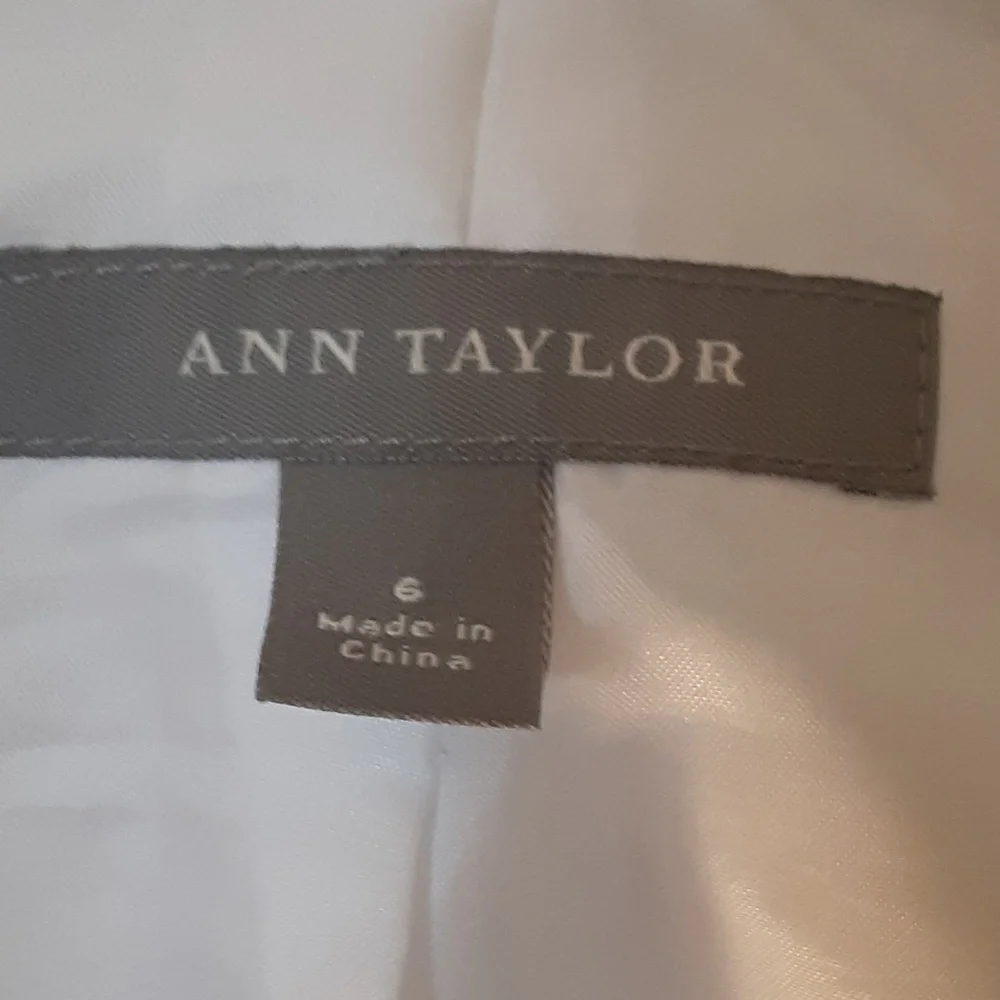 Ann Taylor White Eyelet Floral Cutout Blazer Jacket | Size 6 | Spring Chic - Picture 7 of 12